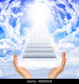 Händen halten, Treppe in den Himmel mit Wolken und Sonne. Konzept Hintergrund Stockfoto