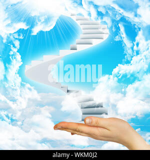 Hand halten Wendeltreppe im Himmel mit Wolken und Sonne. Konzept Hintergrund Stockfoto
