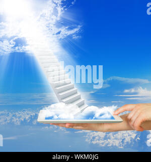 Händen halten tablet pc mit Treppe in den Himmel. Wolken und Sonne im Hintergrund Stockfoto