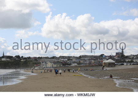 Ein Blick auf den Badeort Tramore in Irland vom Strand an einem Sommertag. Stockfoto