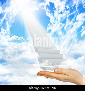 Hand halten, Treppe in den Himmel mit Wolken und Sonne. Konzept Hintergrund Stockfoto