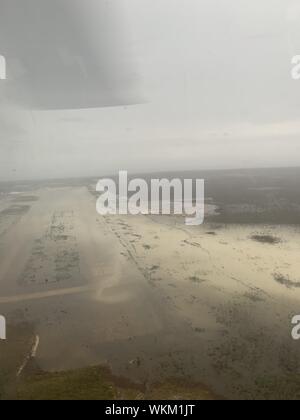 Coast Guard Air Station Clearwater vorwärts - vier MH-60 Jayhawk Helikopter Besatzungen zur Unterstützung der Such- und Rettungsmaßnahmen und humanitäre Hilfe in den Bahamas, Sept. 3, 2019, 3. September 2019 bereitgestellt. Die Küstenwache unterstützt die Bahamian National Emergency Management Agency und das Royal Bahamian Defence Force, dem führenden sind Such- und Rettungseinsätze in den Bahamas (U.S. Foto mit freundlicher Genehmigung von der Küstenwache Coast Guard Air Station Clearwater). () Stockfoto