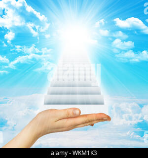Hand halten, Treppe in den Himmel mit Wolken und Sonne. Konzept Hintergrund Stockfoto
