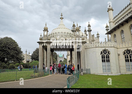 Brighton Royal Pavilion Besucher vor dem Eingang zum Gebäude im Sommer August 2019 England UK KATHY DEWITT Stockfoto