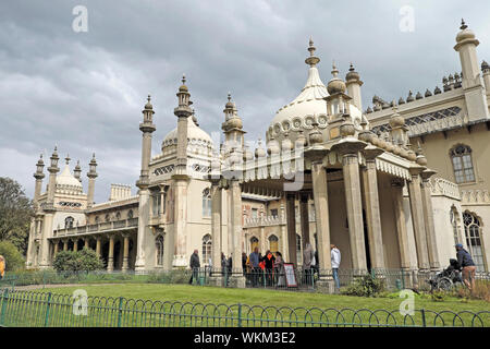 Brighton Royal Pavilion Besucher vor dem Eingang zum Gebäude im Sommer August 2019 England UK KATHY DEWITT Stockfoto