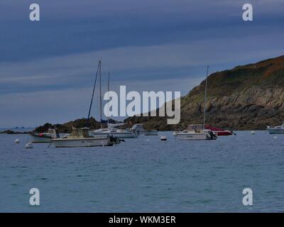 Bateaux de Plaisance ancrés devant La plage de Brest derrière les rochers et des îlots de Rochers Stockfoto