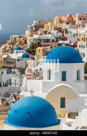 Blaue Kuppeln der Kirchen in Oia, Santorini Stockfoto