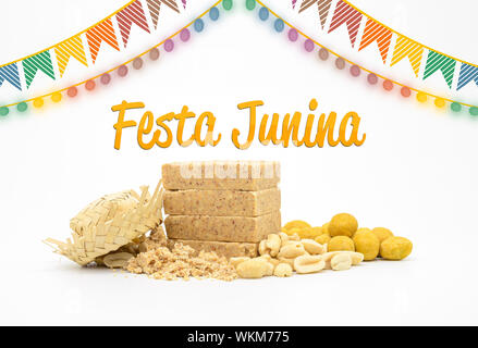 Brasilianische Festa Junina Hintergrund. Peanut Candy und einige Erdnüsse Snacks auf einer thematischen Hintergrund. Party Flaggen und ein hinterwäldler hat. Geschrieben Festa Junin Stockfoto