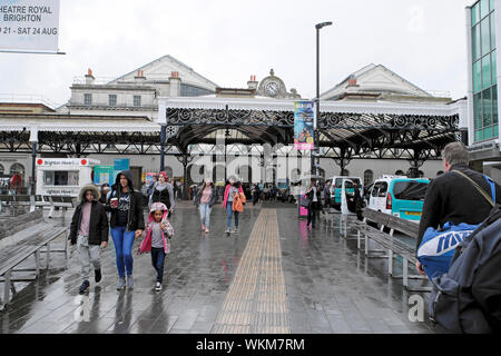 Der Bahnhof von Brighton äusseren Menschen verlassen an einem regnerischen Sommertag im August 2019 East Sussex, England, Großbritannien BRITISCHER KATHY DEWITT Stockfoto