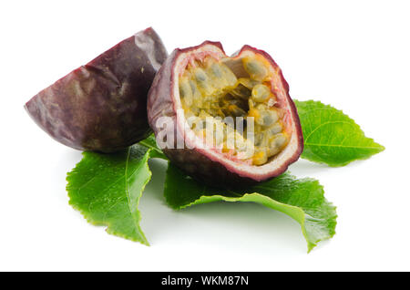 Frische Passionsfrucht mit grünen Blättern auf einem weißen Hintergrund isoliert Stockfoto