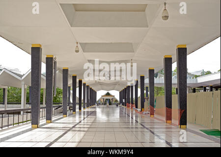 Moschee-Flur mit hellen und weißen Fliesen in Kuala Lumpur, Malaysia, Asien bedeckt. Stockfoto