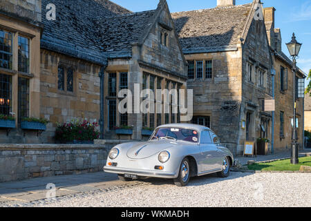 Jahrgang 1959 Porsche 356 Coupé Auto außerhalb der Lygon Arms Hotel. Broadway Cotswolds, Worcestershire, England Stockfoto