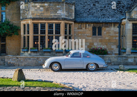 Jahrgang 1959 Porsche 356 Coupé Auto außerhalb der Lygon Arms Hotel. Broadway Cotswolds, Worcestershire, England Stockfoto