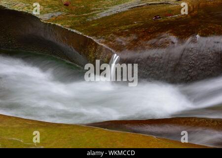 Das Wasser fließt über Felsen, schwarzes Wasser in der Nähe von Wislisau, Kanton Bern, Schweiz Stockfoto