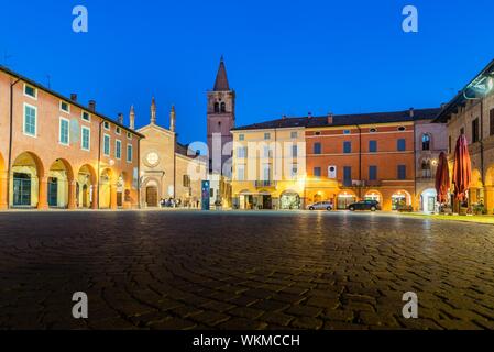 Piazza Giuseppe Verdi mit Kirche San Bartolomeo und Casa Barezzi, Reggio Emilia, Provinz von Parma, Emilia-Romagna, Italien Stockfoto