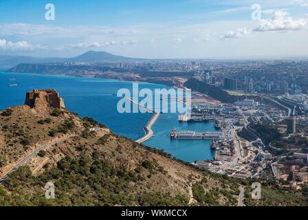 Blicken Sie über Oran mit der Santa Cruz Castel im Vordergrund Oran, Algerien Stockfoto