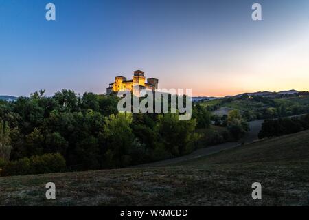 Blaue Stunde im Castello di Torrechiara, Langhirano, Provinz von Parma, Emilia-Romagna, Italien Stockfoto