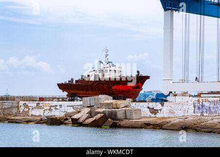 Sochi, Russland, 30.07.2019 altes Schiff wird für Reparaturen an der Werft vorbereitet. Stockfoto