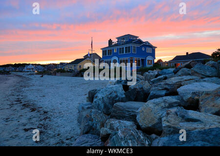 Sonnenuntergang bei Higgins Strand mit Wohnhäusern im Hintergrund. Scarborough. Maine. USA Stockfoto