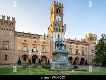 Verdi Denkmal vor der Rocca Pallavicino mit Opernhaus Teatro Giuseppe Verdi, Reggio Emilia, Provinz von Parma, Emilia-Romagna, Italien Stockfoto