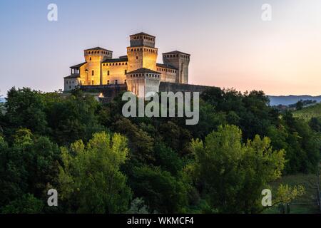 Dämmerung im Castello di Torrechiara, Langhirano, Provinz von Parma, Emilia-Romagna, Italien Stockfoto