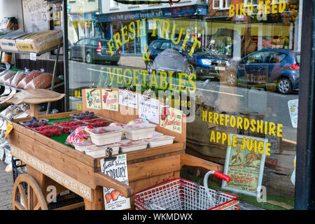 Obst- und Gemüsehändler in Ledbury, Herefordshire. England Stockfoto