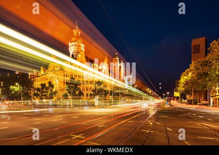 Das Neue Rathaus an der Martin-Luther-Ring, Nachtaufnahme, leichte Spuren der Straßenbahn, Leipzig, Sachsen, Deutschland Stockfoto