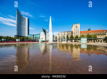 Augustus Square, City-Hochhaus und Paulinum der Universität, Oper Krochhochhaus, Springbrunnen Springbrunnen mit Springbrunnen, Leipzig, Sachsen, Deutschland Stockfoto