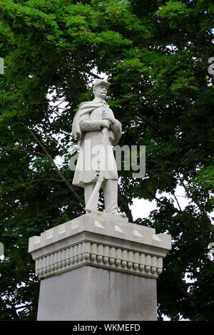 Eine geschlossene der Statue ist eine Union Soldat auf der Oberseite des Bürgerkriegs Denkmal in der Stadt von Kennebunk. Maine. USA Stockfoto