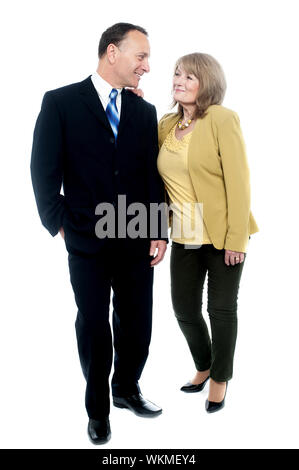Business-Mann im Gespräch mit einer Frau auf einem weißen Hintergrund Stockfoto