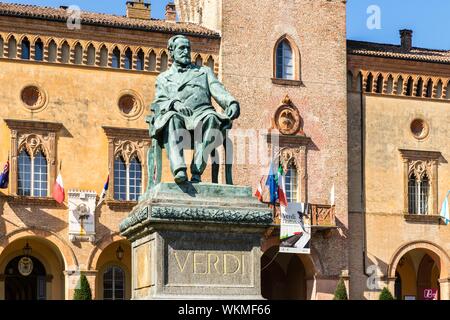 Verdi Denkmal vor der Rocca Pallavicino mit Opernhaus Teatro Giuseppe Verdi, Reggio Emilia, Provinz von Parma, Emilia-Romagna, Italien Stockfoto