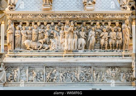 Relief, Bildnis der Jungfrau Maria am Grab des hl. Dominikus, Arca di San Domenico, Detail, Capella di San Domenico, Basilica di San Domenico Stockfoto