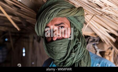 Freundlich Tuareg in seinem Haus, in der Nähe von Tamanrasset, Algerien Stockfoto