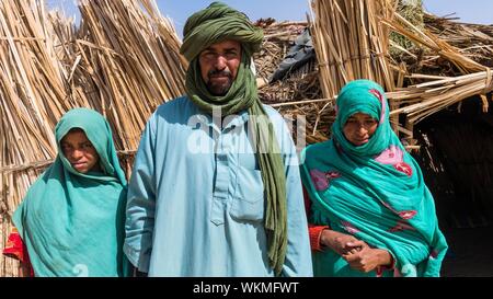 Tuareg Familie vor ihrer Hütte, in der Nähe von Tamanrasset, Algerien Stockfoto