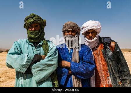 Tuareg posieren, in der Nähe von Tamanrasset, Algerien Stockfoto
