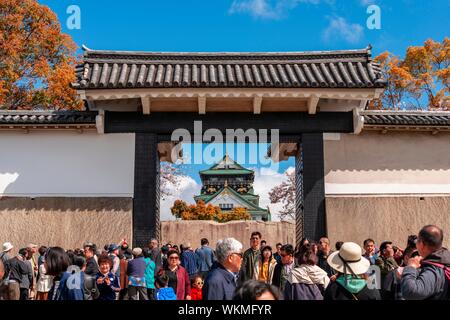 Touristen und Besucher im Sakura-mon Tor, Burg Osaka, Osaka Castle Park, Chuo-ku, Osaka, Japan Stockfoto