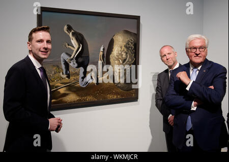 Düsseldorf, Deutschland. 04 Sep, 2019. Steffen Krautzig (L-R), Kurator, Felix Krämer, Direktor des Museums Kunstpalast, und Bundespräsident Dr. Frank-Walter Steinmeier bei der Eröffnung der Ausstellung "Utopie und der Untergang. Kunst in der DDR" vor der Arbeit 'Die Flucht des Sisyphos, 1972" von Wolfgang Mattheuer. Steinmeier ist der Schirmherr der Ausstellung, die vom 5. September bis zum 5. Januar 2020 in der Stadt Museum Kunstpalast angezeigt werden. Quelle: Henning Kaiser/dpa/Alamy leben Nachrichten Stockfoto