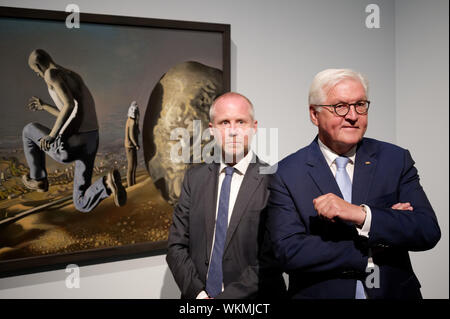 Düsseldorf, Deutschland. 04 Sep, 2019. Felix Krämer (l), Direktor des Museums Kunstpalast, und Bundespräsident Dr. Frank-Walter Steinmeier bei der Eröffnung der Ausstellung "Utopie und der Untergang. Kunst in der DDR" vor der Arbeit 'Die Flucht des Sisyphos, 1972" von Wolfgang Mattheuer. Steinmeier ist der Schirmherr der Ausstellung, die vom 5. September bis zum 5. Januar 2020 in der Stadt Museum Kunstpalast angezeigt werden. Quelle: Henning Kaiser/dpa/Alamy leben Nachrichten Stockfoto