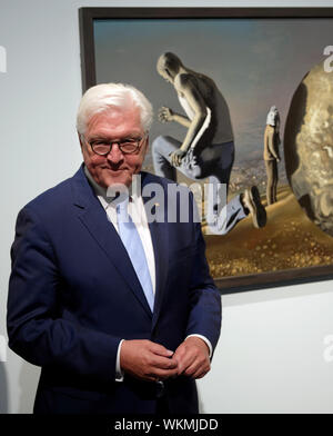 Düsseldorf, Deutschland. 04 Sep, 2019. Bundespräsident Dr. Frank-Walter Steinmeier steht an der Eröffnung der Ausstellung "Utopie und Fallen. Kunst in der DDR" vor der Arbeit 'Die Flucht des Sisyphos, 1972" von Wolfgang Mattheuer. Steinmeier ist der Schirmherr der Ausstellung, die vom 5. September bis zum 5. Januar 2020 in der Stadt Museum Kunstpalast angezeigt werden. Quelle: Henning Kaiser/dpa/Alamy leben Nachrichten Stockfoto