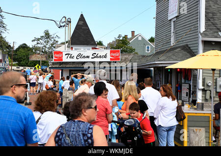 Kunden aufgereiht vor Der Clam Shack.restaurant. Kennebunkport Maine. USA Stockfoto