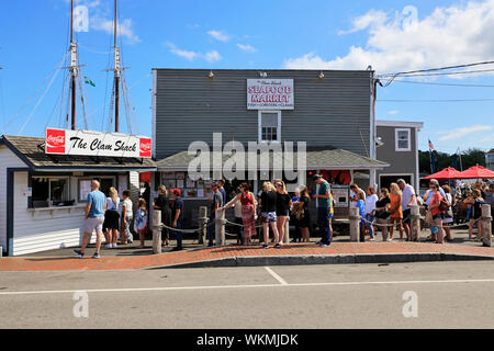 Kunden aufgereiht vor Der Clam Shack.restaurant. Kennebunkport Maine. USA Stockfoto