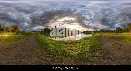 360 Grad Panorama Ansicht von Vollständige nahtlose sphärischen hdri Panorama 360 Grad Betrachtungswinkel, am Ufer des Sees in den Abend vor dem Sturm mit schwarzen Wolken in equirectangular Projekt