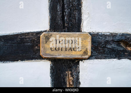 Tudor Cottage Schild auf ein schwarz-weißes Fachwerkhaus in der das cotswold Dorf Little Comberton, Cotswolds, Worcestershire, England Stockfoto