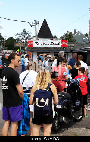 Kunden aufgereiht vor Der Clam Shack.restaurant. Kennebunkport Maine. USA Stockfoto