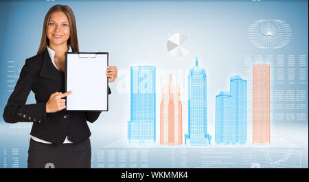 Geschäftsfrau holding Papierhalter. High-tech Wire frame Wolkenkratzer und Grafiken als Hintergrund Stockfoto