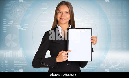 Geschäftsfrau holding Papierhalter. High-tech-Grafiken als Hintergrund Stockfoto