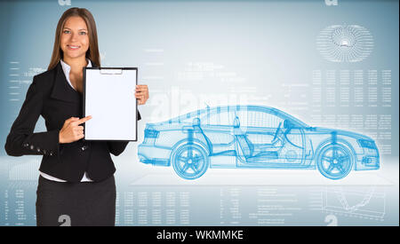 Geschäftsfrau holding Papierhalter. High-tech-wire-frame Auto und Grafiken als Hintergrund Stockfoto