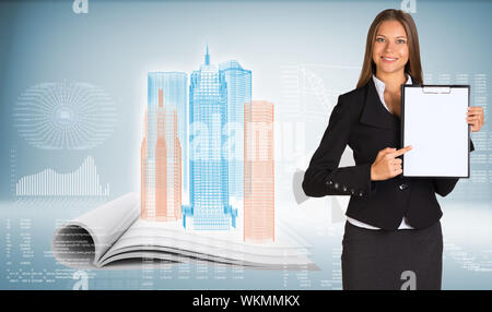 Geschäftsfrau holding Papierhalter. High-tech-wire-frame Wolkenkratzer auf offenen Buch als Hintergrund Stockfoto