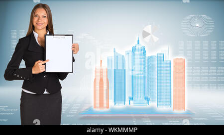 Geschäftsfrau holding Papierhalter. High-tech Wire frame Wolkenkratzer und Grafiken als Hintergrund Stockfoto