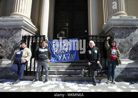 Buenos Aires, Buenos Aires, Argentinien. 4. Sep 2019. Erholt Unternehmen Arbeitnehmer ketteten sich bei der Zentralbank Zaun gegen die Wirtschaftskrise zu protestieren. Credit: Claudio Santisteban/ZUMA Draht/Alamy leben Nachrichten Stockfoto